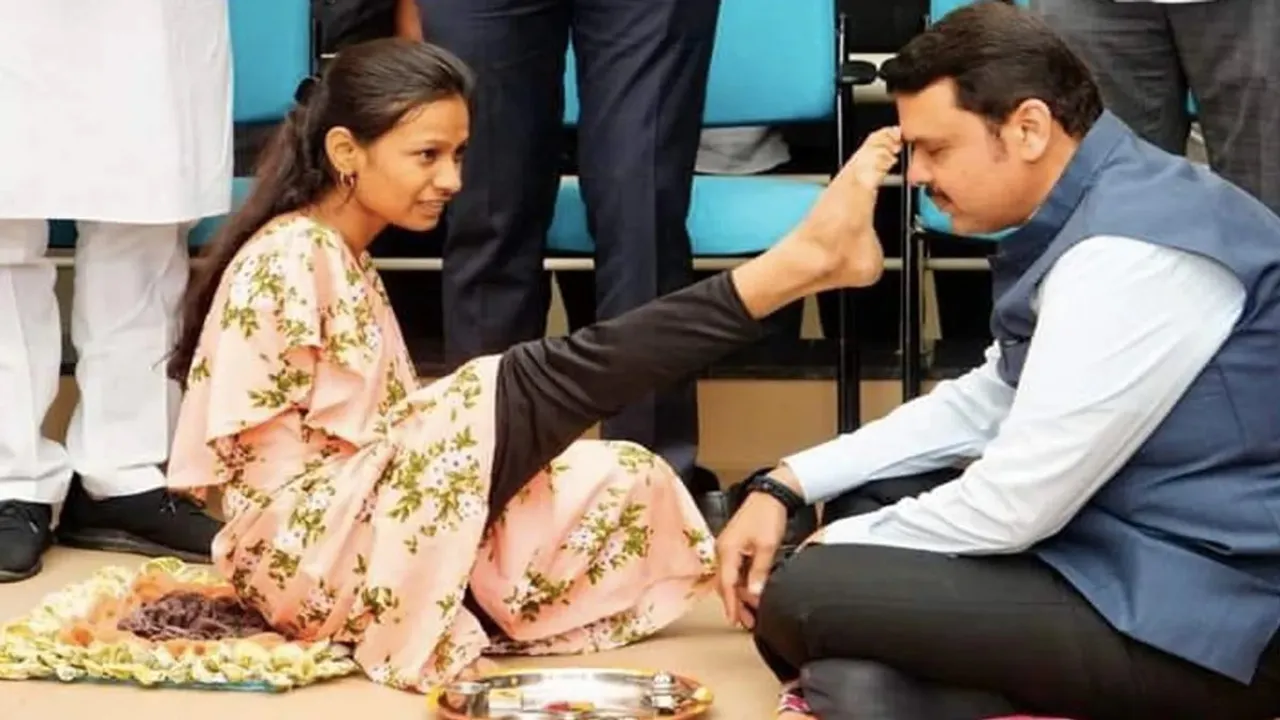Devendra Fadnavis,Devendra Fadnavis news,Divyang Girl,divyang bana tiranga viral video,Trending Video,OMG Viral Video