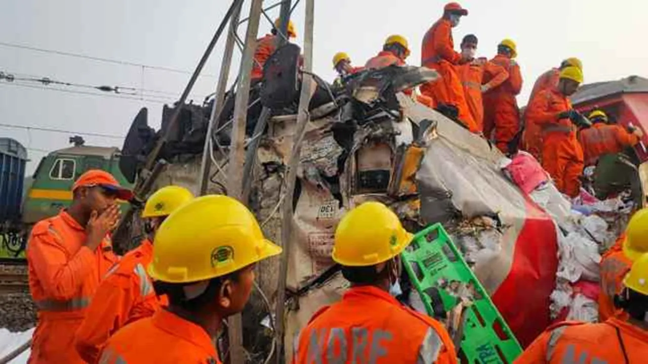 Odisha train accident survivors from Karnataka recount horror says images will haunt me for life , 'ভয়াবহ দৃশ্য, চিরকাল এ আতঙ্ক বয়ে বেড়াব', দুর্ঘটনার বিভীষিকাময় বর্ণনা দিতে দিতে বলছিলেন 'ভাগ্যবান' যাত্রীরা