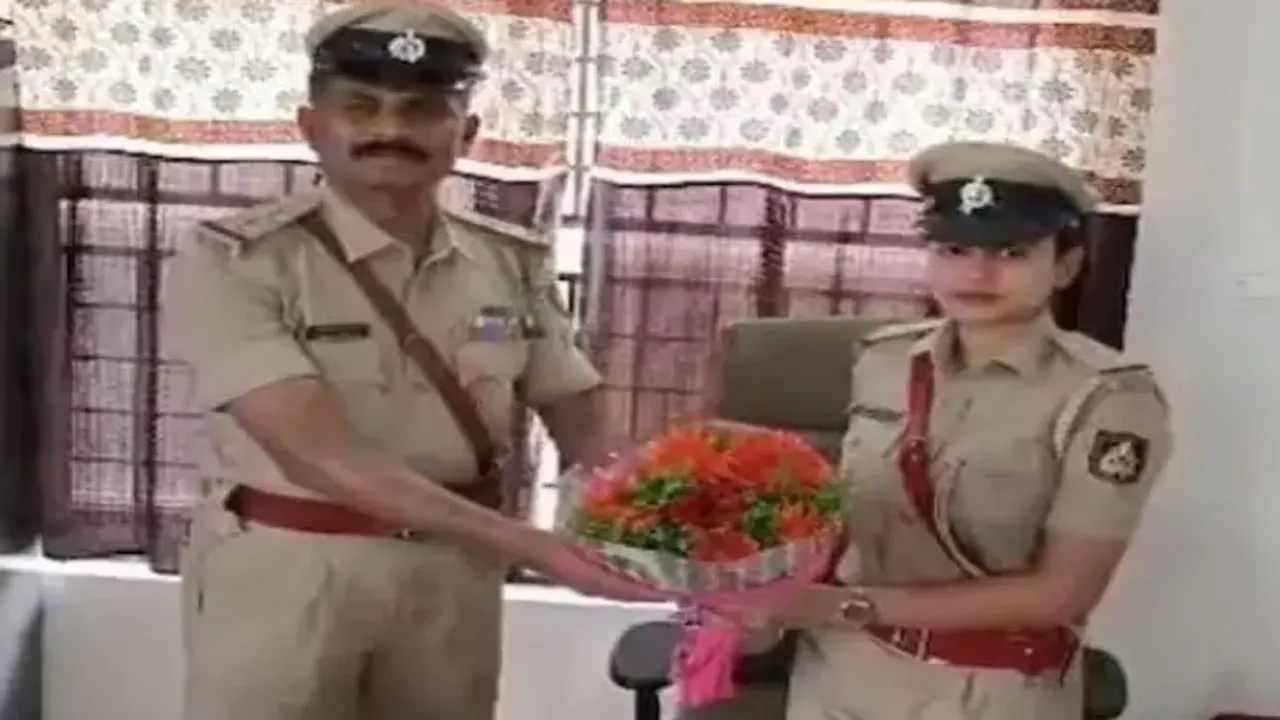 police officer, Retiring Police sub-inspector, police officer daughter, trending, viral news, police retirement, viral, father daughter
