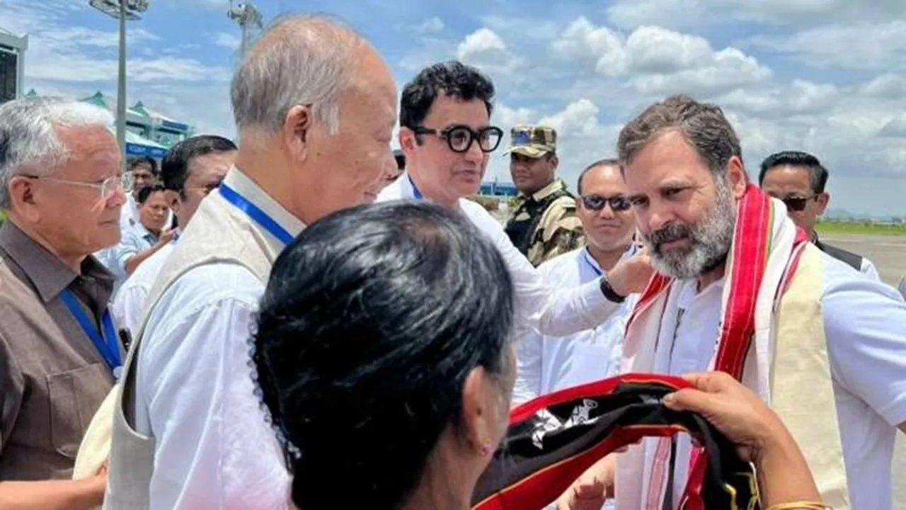 congress leader Rahul Gandhis convoy stopped by police near Manipurs Bishnupur , রাহুল গান্ধীর কনভয় মণিপুরের বিষ্ণুপুরে থামানো হল