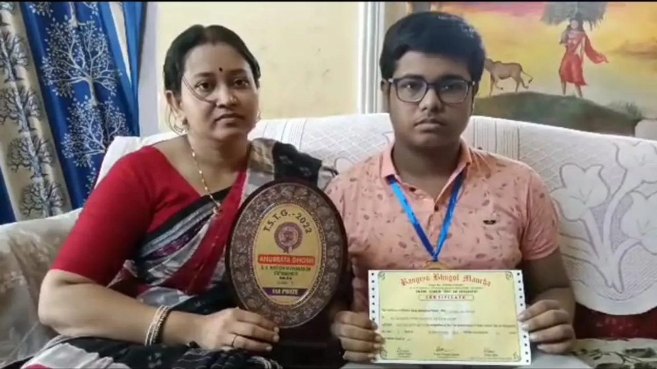 anubrata from malda gets first position in bangiyo bhugol mancha pariksha