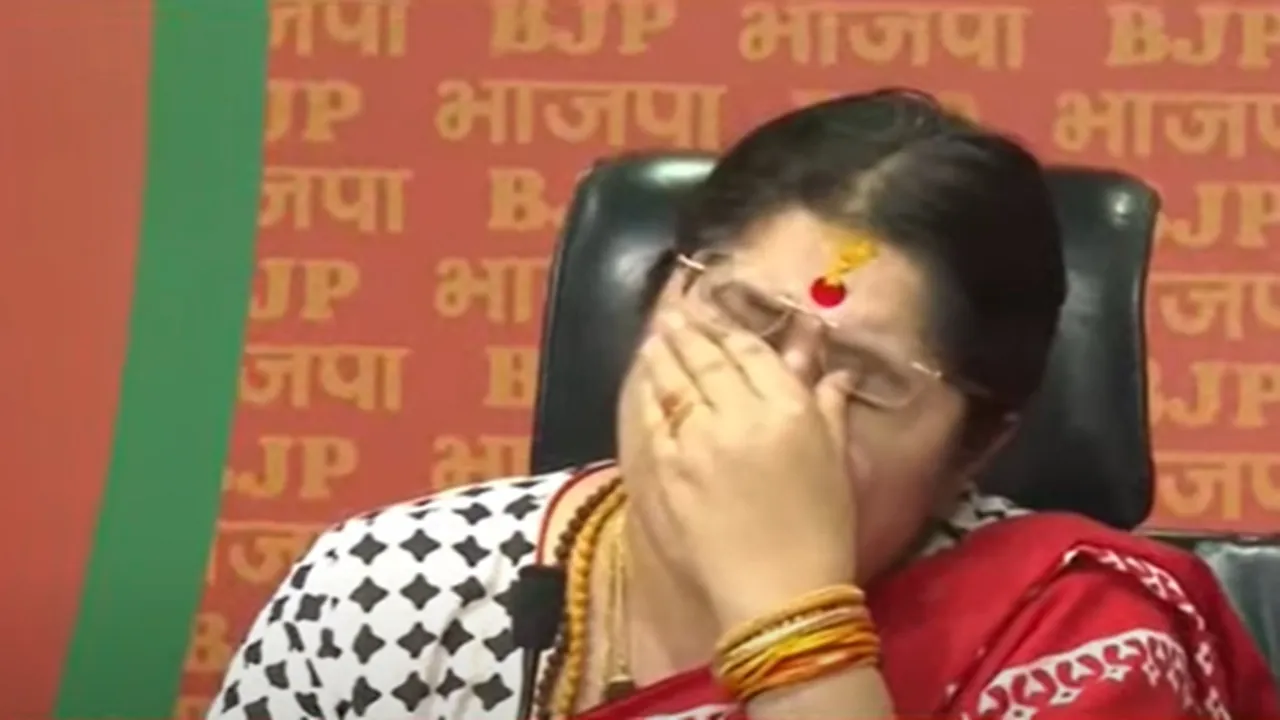 BJP MP Locket Chatterjee cried while talking about the oppression of Bengali women during Mamatas era , মমতার আমলে বাংলা নারী নির্যাতনের কথা বলতে গিয়ে কেঁদে ফেললেন বিজেপি সাংসদ লকেট চ্যাটার্জী