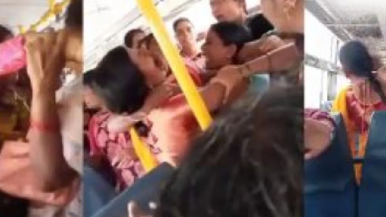 Karnataka, Women Fight, Viral Video, Women Fight Video, Women Fight Viral Video, Women Fight in Karnataka, Women Fight in Karnataka Viral Video, Women Fight For Seat in Bus, Women Fight For Seat in Bus Video, Karnataka Viral Video, Karnataka News