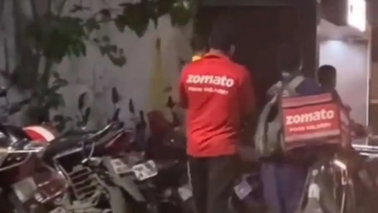 zomato delivery boy ka video, zomato delivery boy, IndiaTv viral news, delivery boy viral video, Viral video, viral news, trending news,