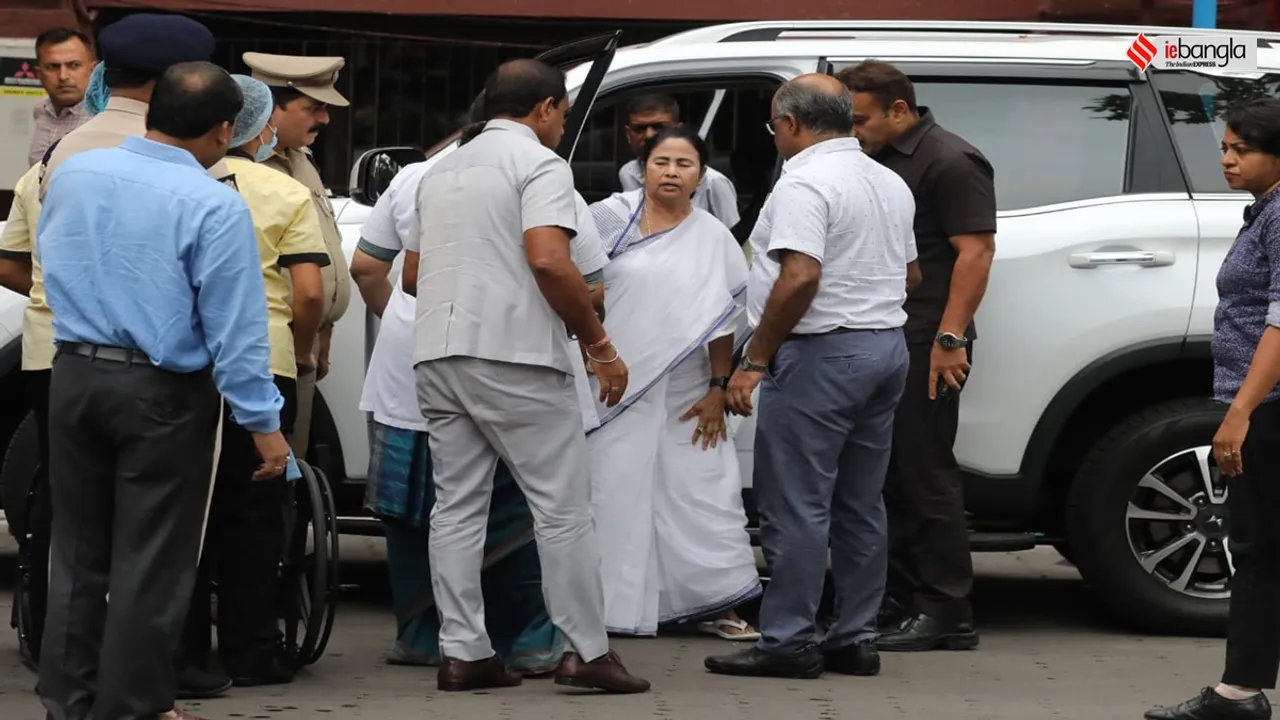 according to sskm sources cm mamata banerjee may undergo surgery on her left leg , মুখ্যমন্ত্রী মমতা ব্যানার্জীর বাঁ পায়ে অস্ত্রোপচার হতে পারে বলে এসএসকেএম সূত্রে খবর
