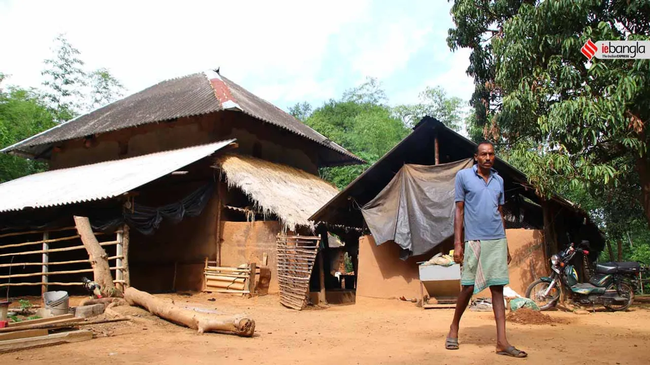 single family lives in Ranijharna village of Bankura surrounded by hills and forests , অনেক কিছুর মত নেই প্রচারের কোলাহল! জঙ্গল-পাহাড়ঘেরা নির্জনতায় একটি গ্রামে একটিই পরিবারের বাস!