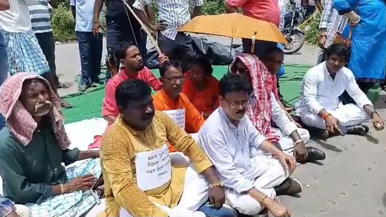 sp office besieged by bjp to protest against women abuse in malda