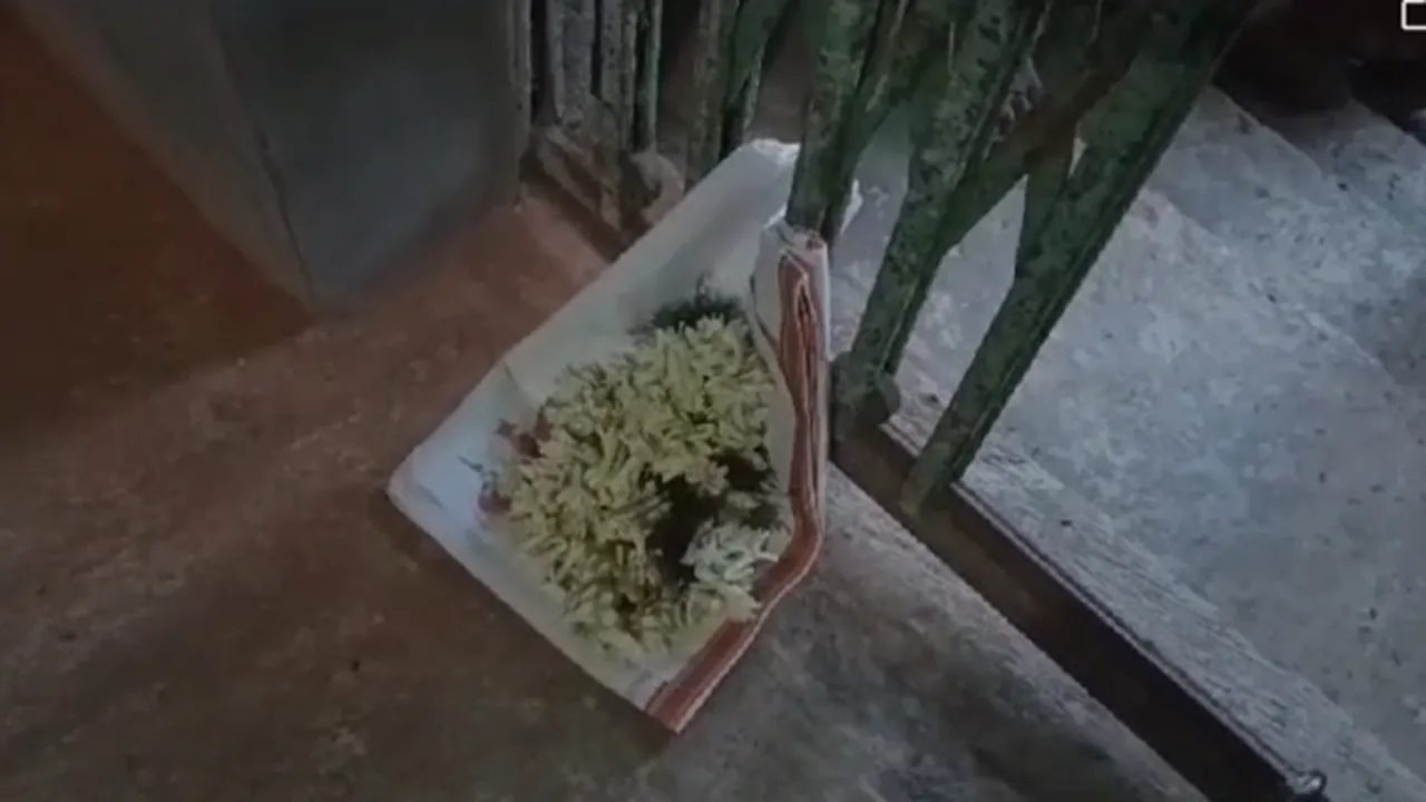 flower and white saree sent to tmc workers house in namkhana after panchayat election result , উলট পূরান, এবার তৃণমূল কর্মীর উঠোনে সাদা থান-ফুল, চরম শোরগোল