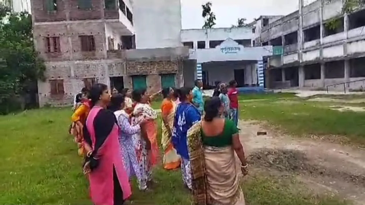 kalnas school had to stop the examination due to snake scare