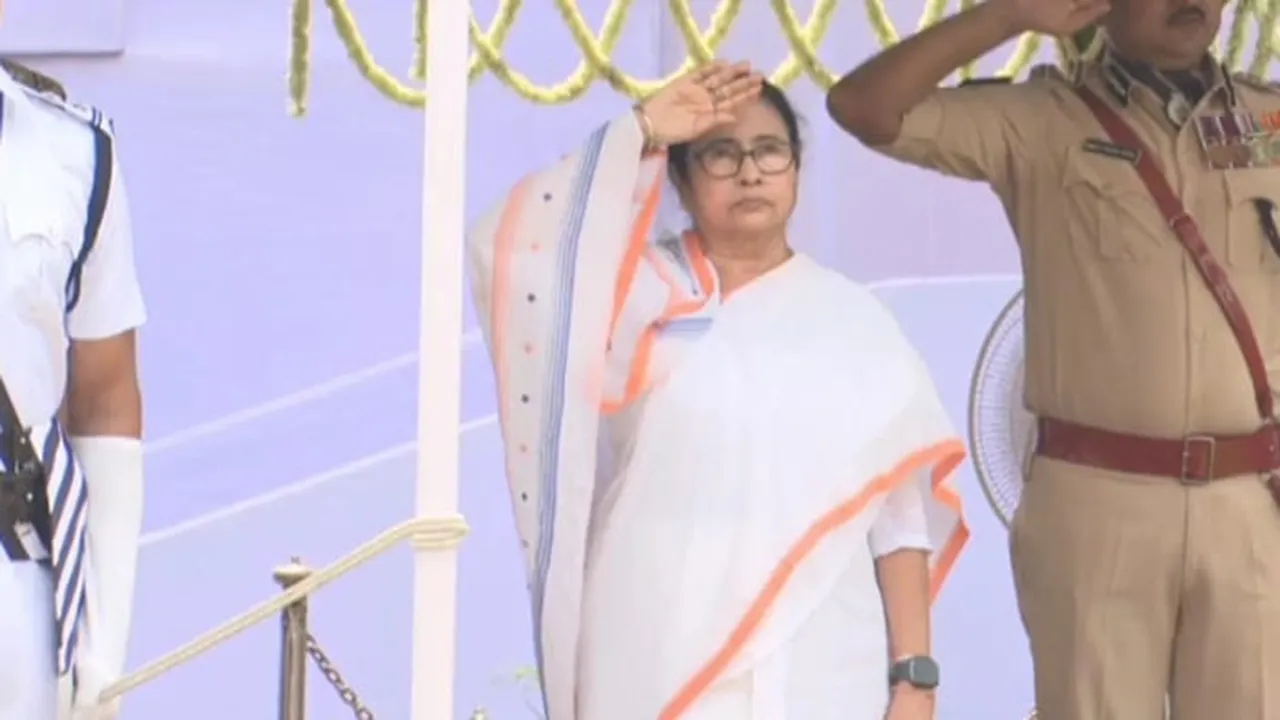 mamata banerjee unfurling the national flag at kolkata on the 77th independence day