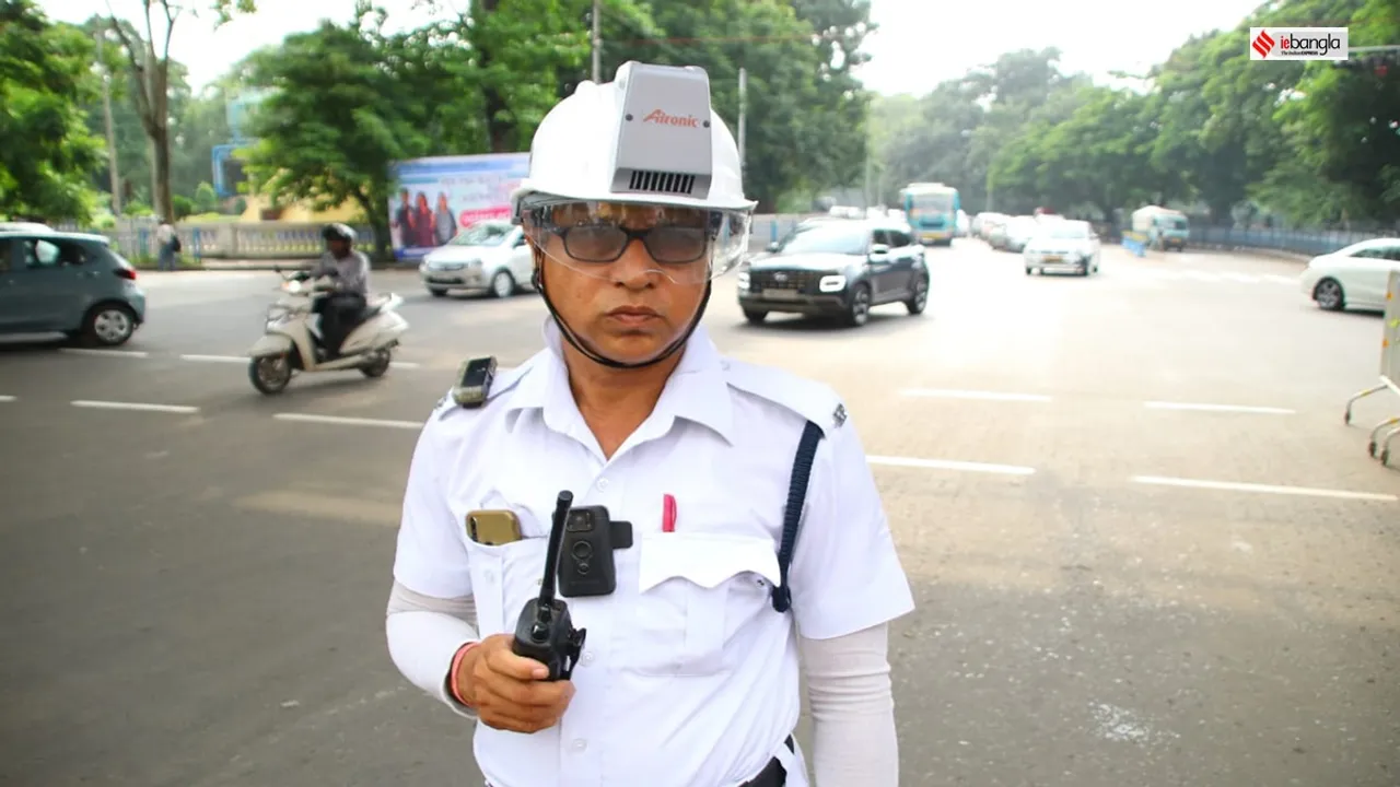 Kolkata police personnel are controlling traffic by wearing AC helmets , এসি হেলমেট মাথায় ট্রাফিক শাসন কলকাতা পুলিশের