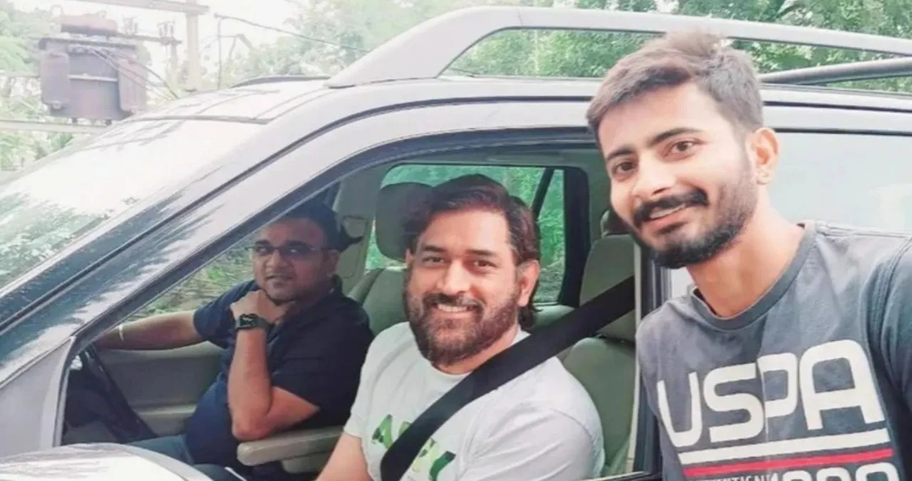 CSK Captain MS Dhoni,Dhoni,Former India Captain MS Dhoni,MS Dhoni,MS Dhoni Asking Local People Route To Ranchi,MS Dhoni video,MS Dhoni Viral Video,Watch MS Dhoni Asking Local People Route To Ranchi Video