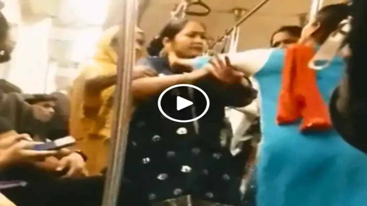 en fight in metro, metro main mahilaon ki ladai, tere baap ki metro hai, trending viral video, delhi metro new viral video