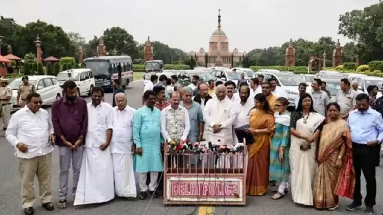 opposition india alliance leaders seek her president droupadi murmus intervention to restore peace and harmony in Manipur , বিরোধী ইন্ডিয়া জোটের নেতারা মণিপুরে শান্তি ও সম্প্রীতি পুনরুদ্ধারে রাষ্ট্রপতি দ্রৌপদী মুর্মুর হস্তক্ষেপ দাবি করেছেন