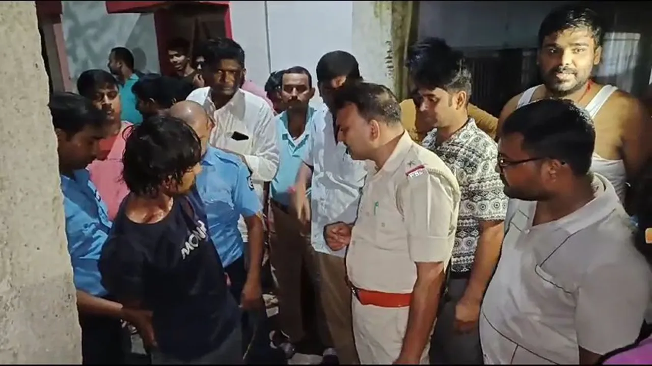 mob caught the husband and wife on the charge of theft and beat them up
