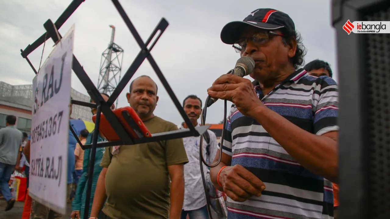 satya raj alias bhulu pradhan sing rafis song every day at sealdah station
