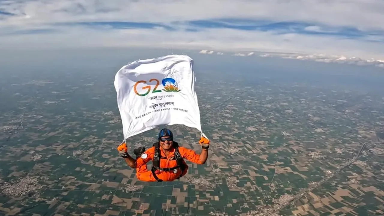 "Wing Commander Gajanand Yadav celebrates G20 summit, Wing Commander Gajanand Yadav skydived from 10000 feet with G20 handheld flag, G20 handheld flag, G20 summit , G20 2023, Wing Commander Gajanand Yadav, viral news, trending news,
