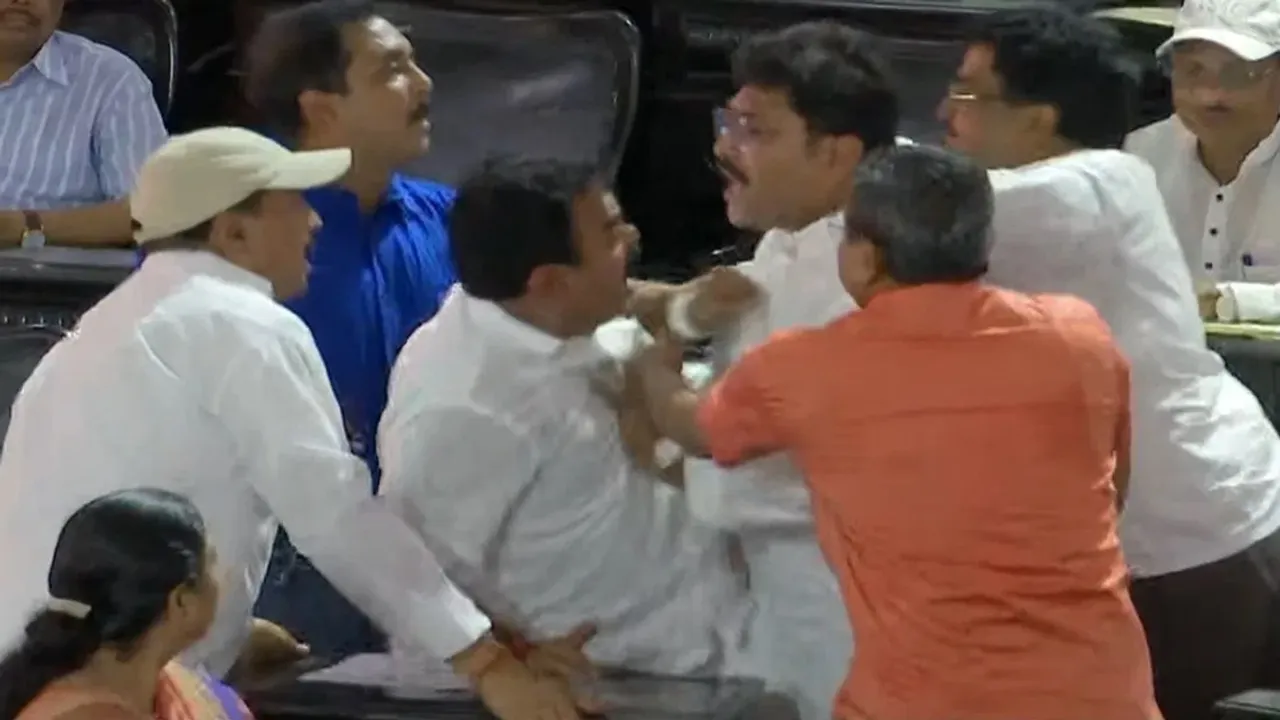 bjp and tmc councilor beating each other in kolkata municipal corporation , কলকাতা পুরসভায় তৃণমূল ও বিজেপি কাউন্সিলরদের