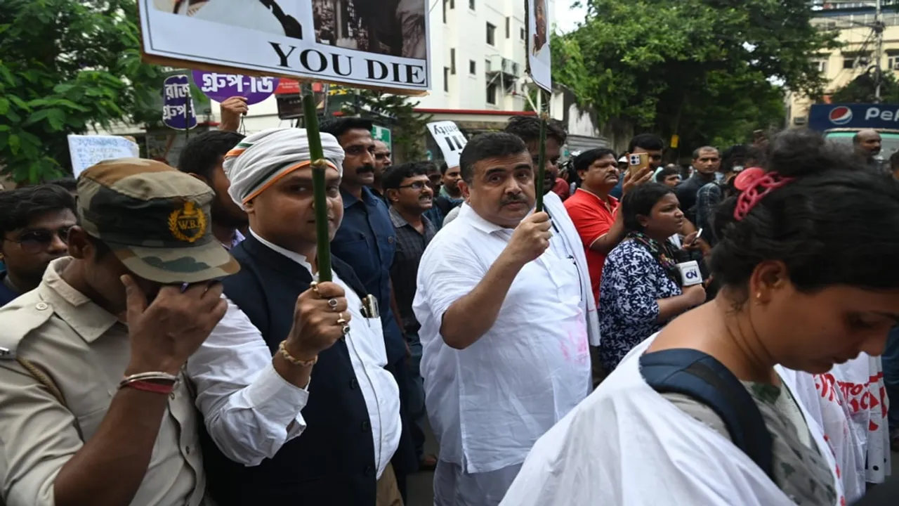 Kausthav Bagchi and Suvendu Adhikari walk together near Abhisheks office on Camer Street for Group D job candidates recruitment demand , গ্রুপ ডি চাকরি প্রার্থীদের নিয়োগের দাবিতে ক্যামার স্ট্রিটে অভিষেকের অফিসের কাছে কৌস্তভ বাগচী ও শুভেন্দু অধিকারী একসঙ্গে হাঁটলেন