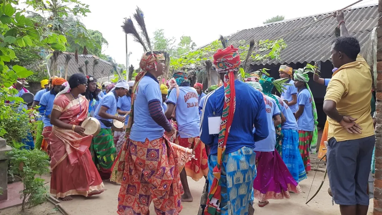 during durga Puja why tribals are not in good mood? কেন দুর্গাপুজোর সময় মন ভাল থাকে না আদিবাসীদের?