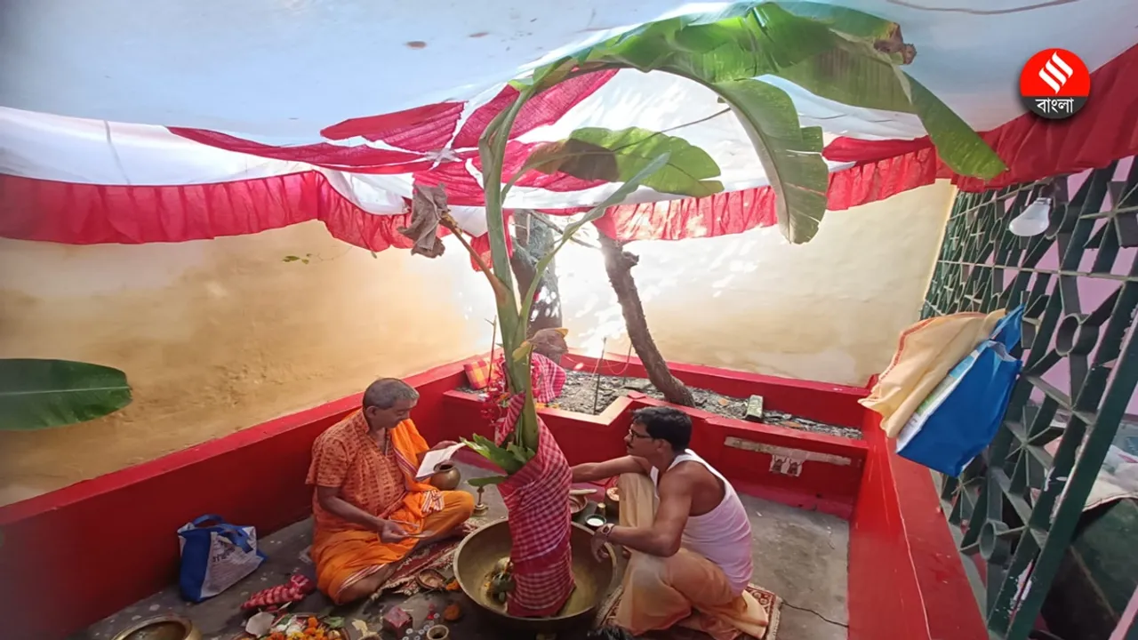 another tradition of kalabou snan is at dutta bari in howrahs uluberia , দত্ত বাড়িতে কলাবউ স্নানের আজব রীতি! কেন?