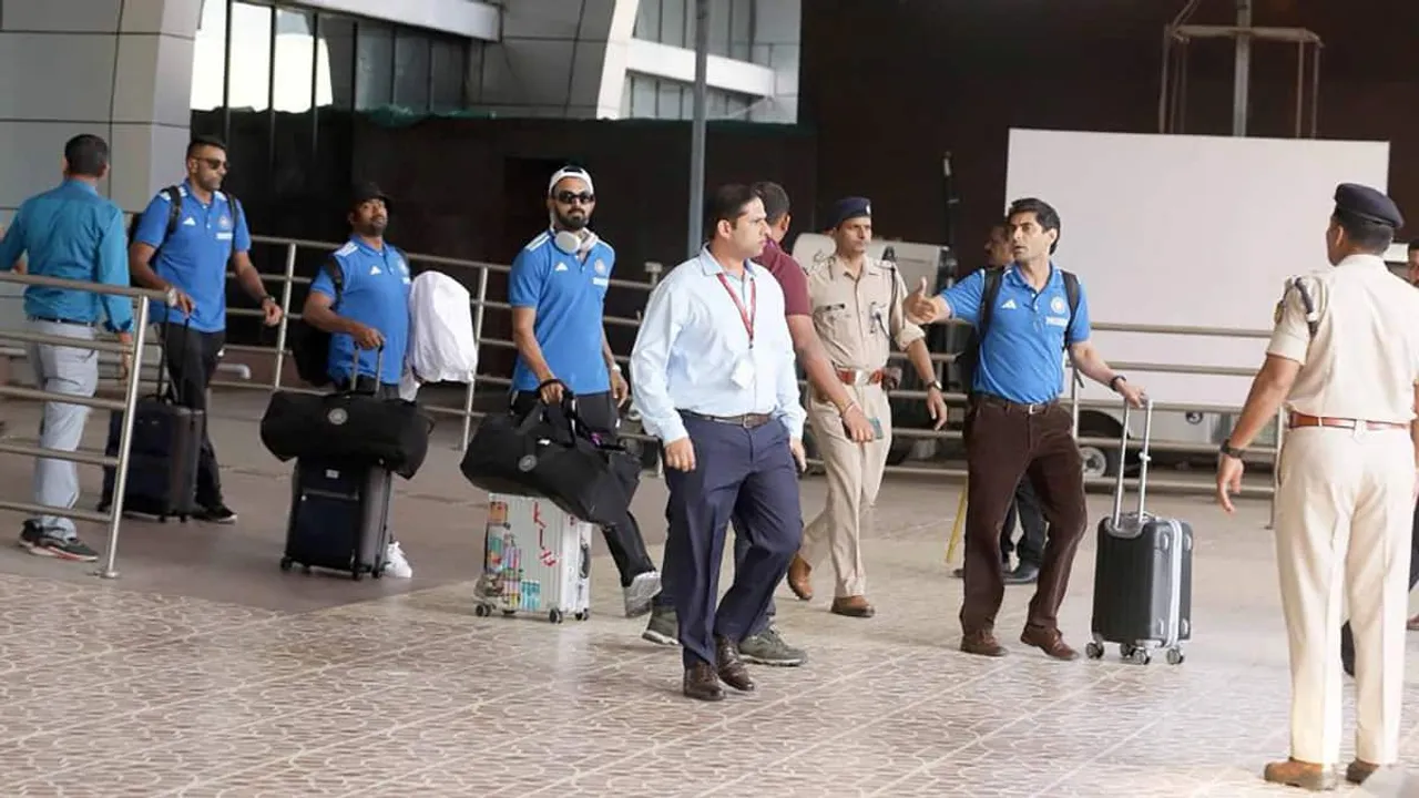 Team India reached Pune before the match against Bangladesh got a warm welcome at the airport