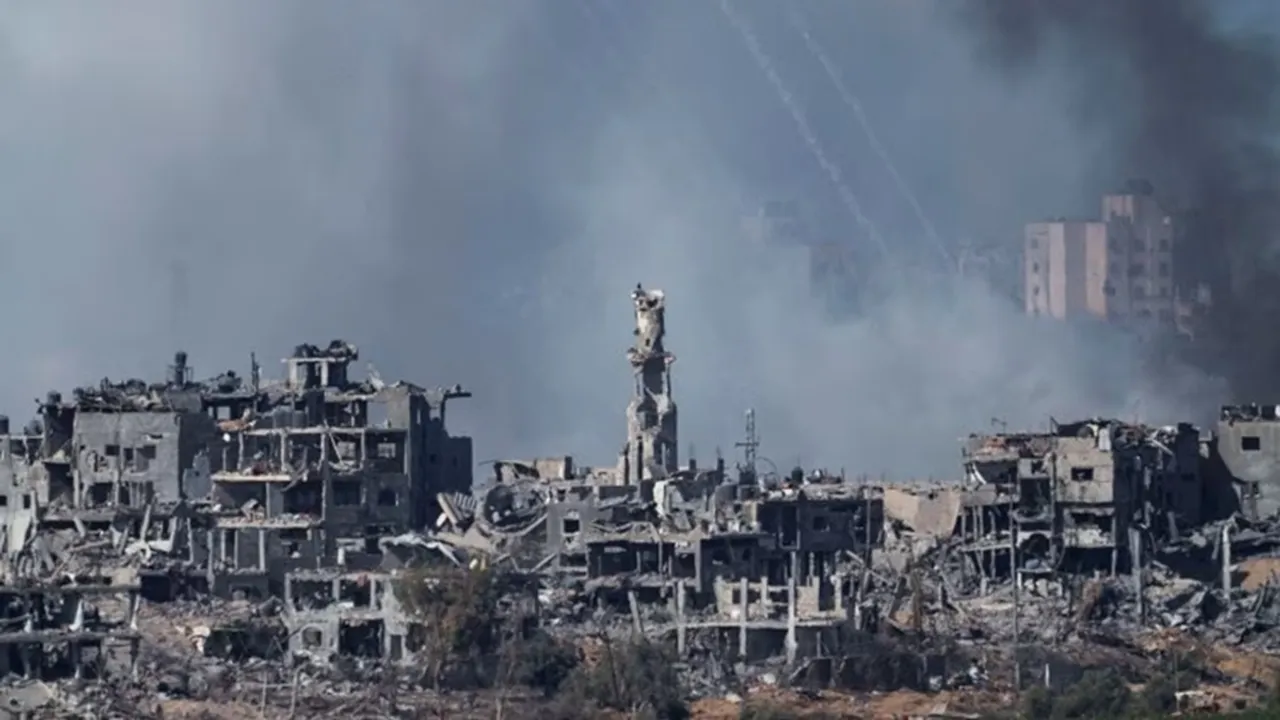 Israel air strikes hit Gaza’s biggest hospital, say officials; Palestinian toll crosses 11,000