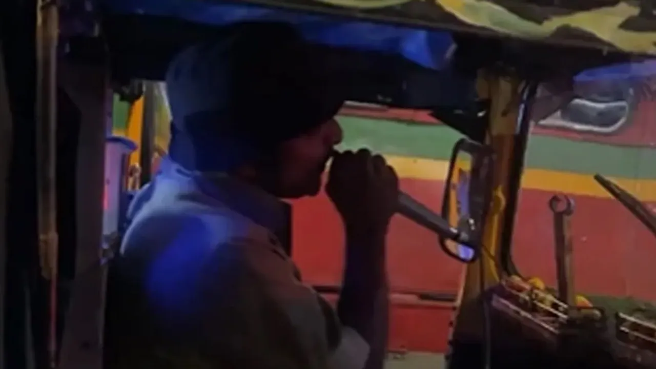 Mumbai auto driver traffic jam karaoke, Auto driver amazing karaoke session, karaoke session, traffic in Mumbai, Mumbai traffic, Mumbai, Mumbai news, Mumbai traffic news, Mumbai auto driver, auto driver, auto driver video, auto driver news, auto driver story, viral news, viral video, trending news, trending video, karaoke , "