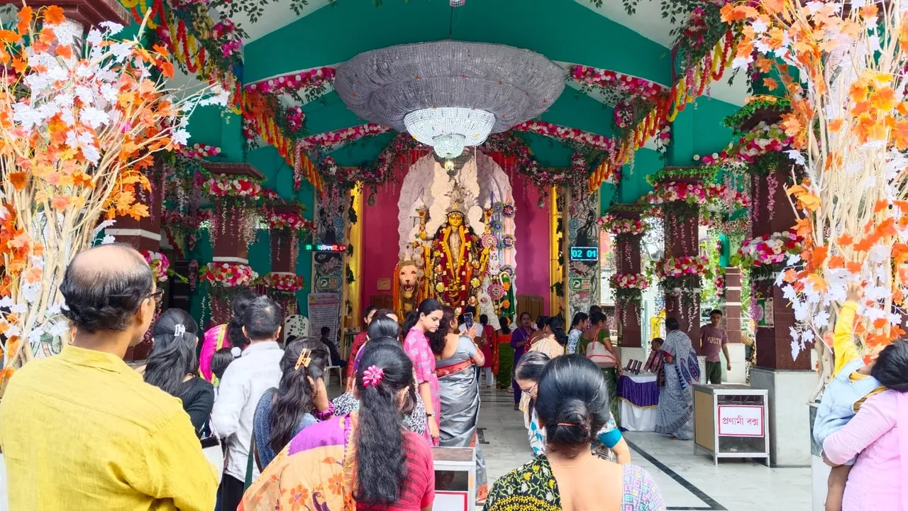 Chandannagars Barwari Jagaddhatri Puja begins at Nichupatti Chaulapatti , নিচুপট্টি চাউলপট্টিতেই চন্দননগরের বারোয়ারি জগদ্ধাত্রী পুজোর শুরু হয়েছিল