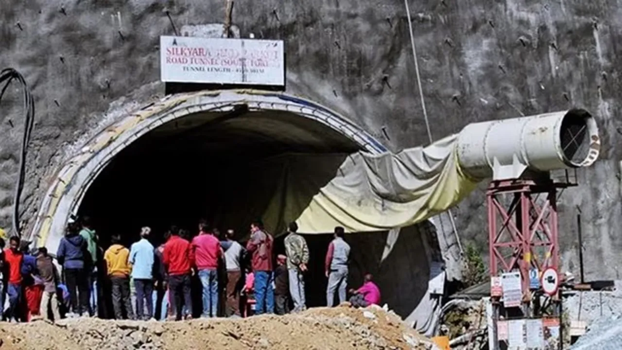 Regular walks yoga talking to relatives How 41 men are coping inside Uttarkashi tunnel , নিয়মিত হাঁটা যোগাসন আত্মীয়দের সঙ্গে কথা, এভাবেই উত্তরকাশীর সুড়ঙ্গের ভিতরে আটকে পড়া ৪১ জন শ্রমিক তরতাজা রয়েছেন