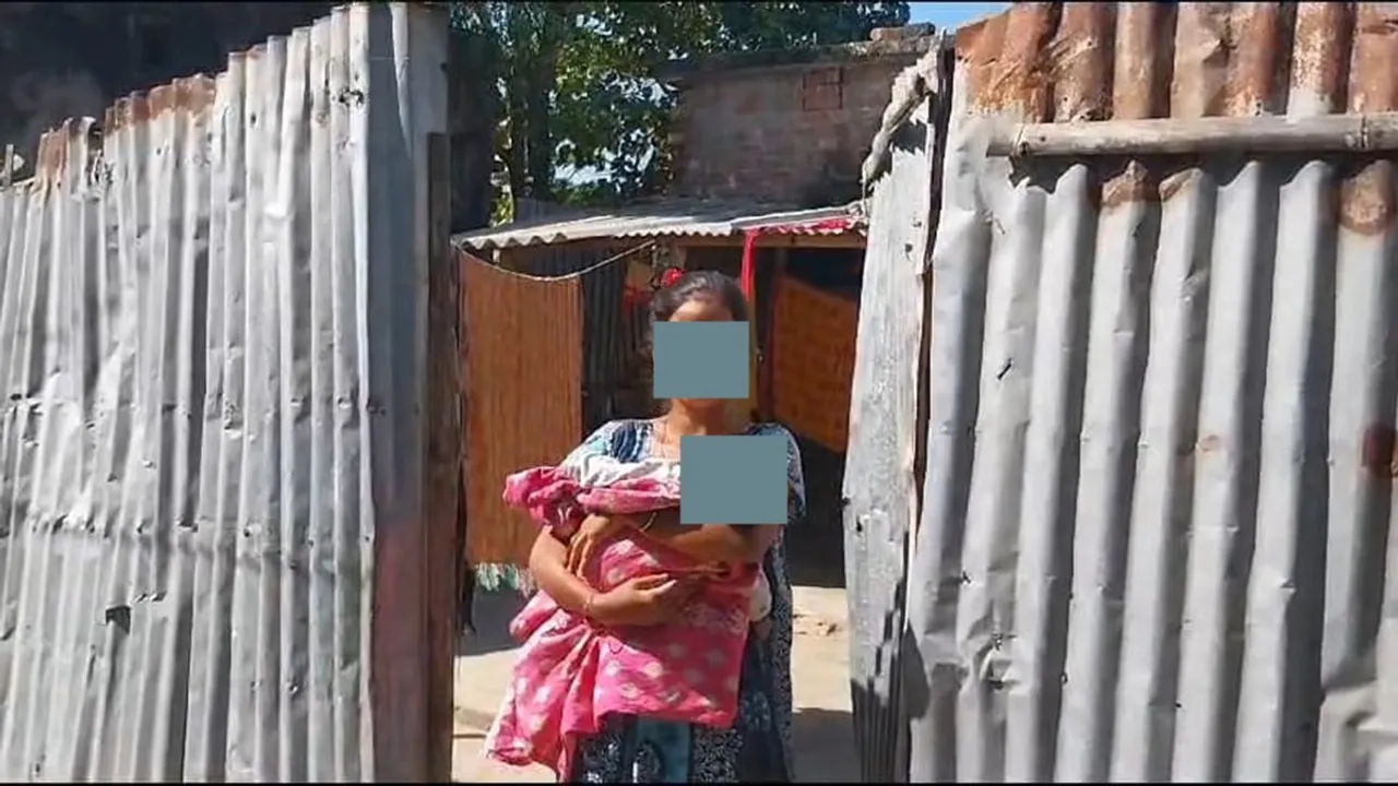 TMC leader has been accused of stealing from the sale of newborn in malda harischandrapur , মালদার হরিশচন্দ্রপুরে বিক্রি হয়ে যাওয়া সদ্যজাতর ঘটনায় চুরির অভিযোগ তৃণমূল নেতার বিরুদ্ধে