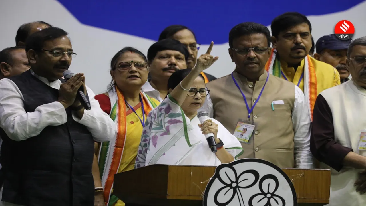 Mamata Banerjee tried to convey the power of TMC party in her hands , তৃণমূলের রাশ সেই মমতার হাতেই, পাখি পড়ার মতো পাঠ নেত্রীর