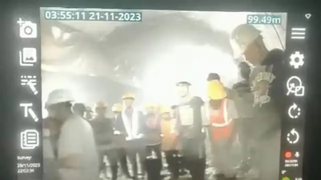 First visuals and videos of workers trapped in Uttarkashi tunnel emerge , প্রকাশ্যে এল উত্তরকাশীর সুড়ঙ্গে আটক শ্রমিকদের ছবি