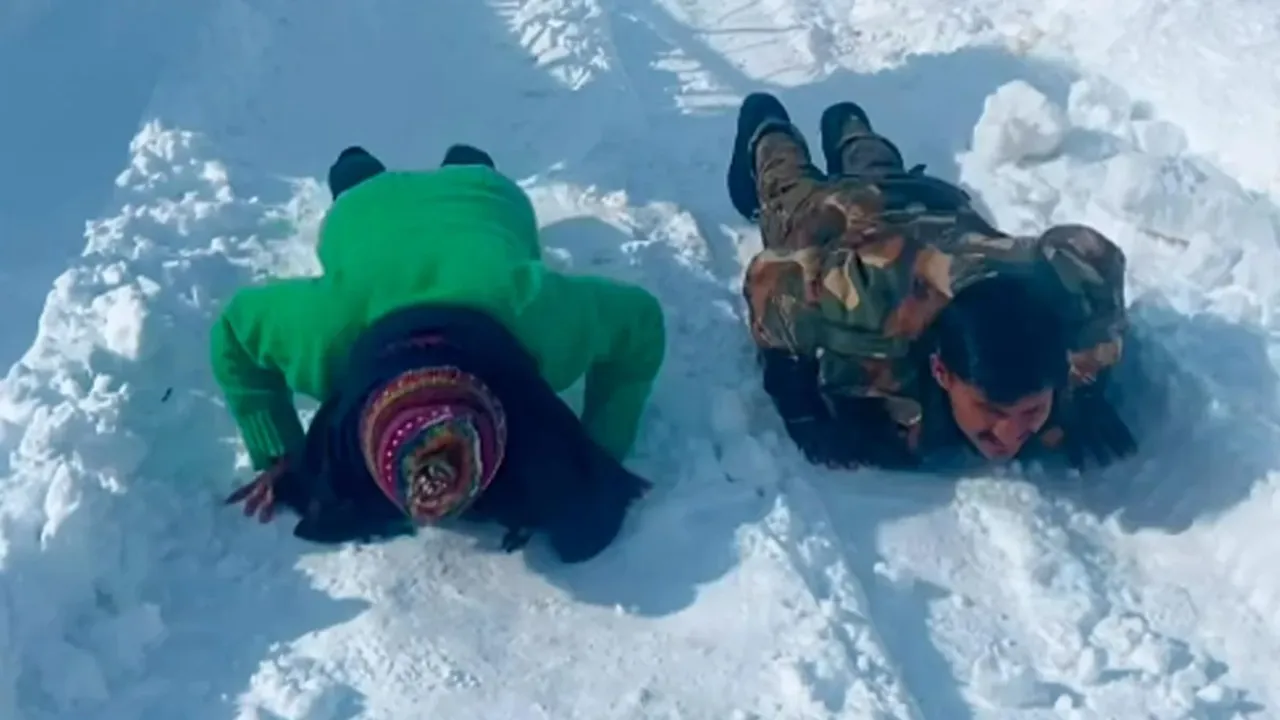 Woman performs push ups with soldiers, push ups, push ups with soldiers in sub-zero temperatures, Woman performs push ups, Woman did pushups with army jawan, viral video, trending video, push ups competition"