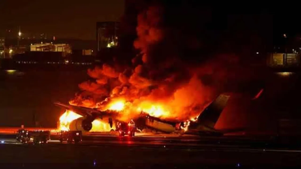 Japan Airlines fire Tokyo Haneda airport updates , টোকিওর হানেদা বন্দরে বিমানে আগুন
