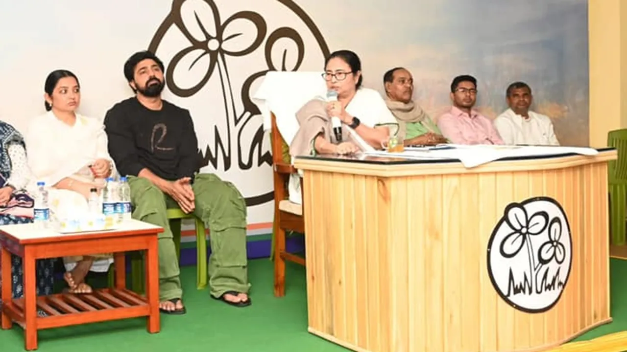 Abhishek Banerjee Mamata Banerjee conflict between young and old in tmc , অভিষেক ব্যানার্জী মমতা ব্যানার্জী তৃণমূলে নবীন প্রবীণ দ্বন্দ্ব