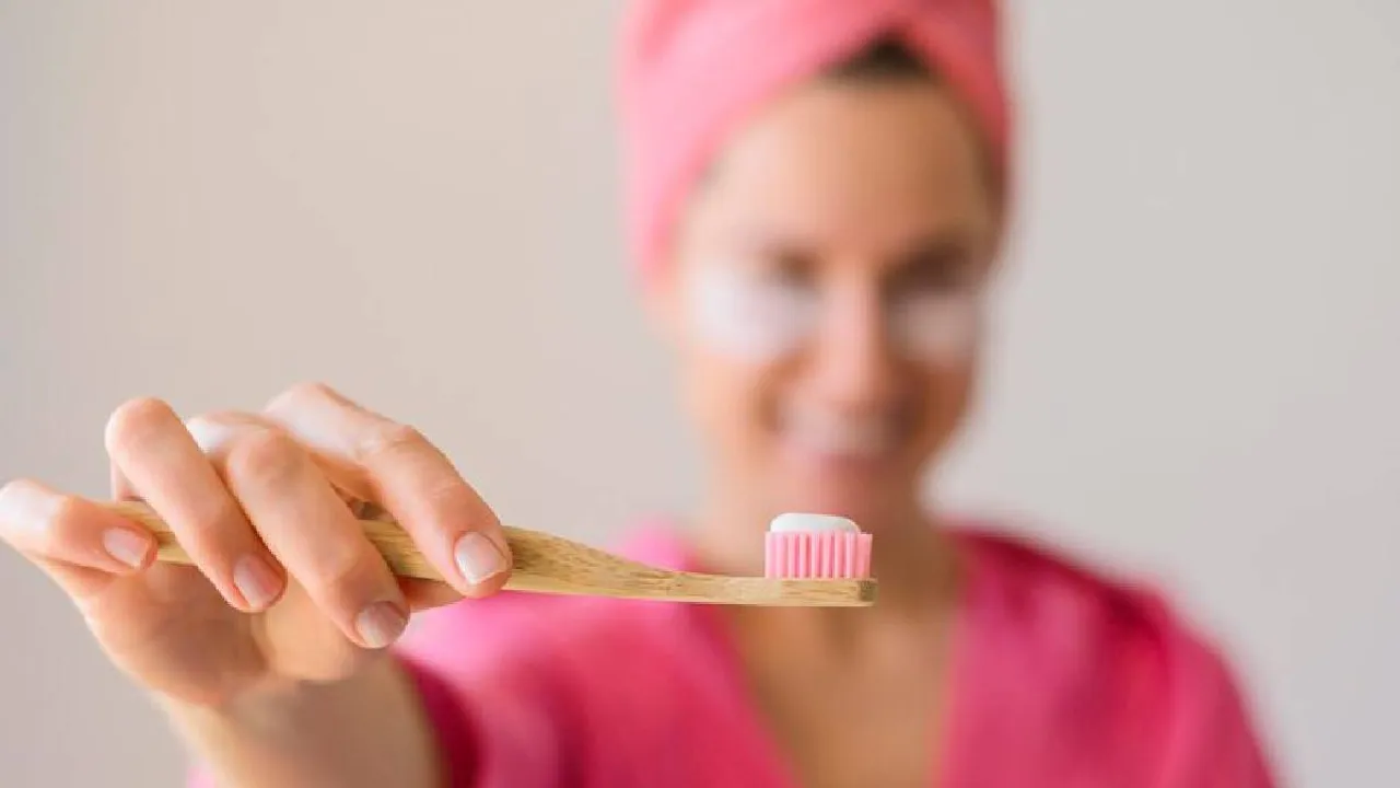 To Get Shiny Bright White Teeth At Home Must Try To These Six Home Remedies