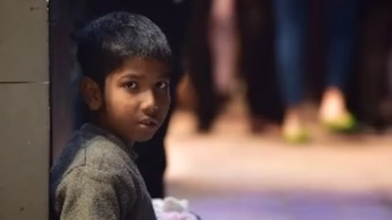 Delhi boy studies on footpath"," Delhi poor boy on footpath"," Delhi boy shares hairbands on footpath"," boy sells hairbands "," studies on Delhi footpath"