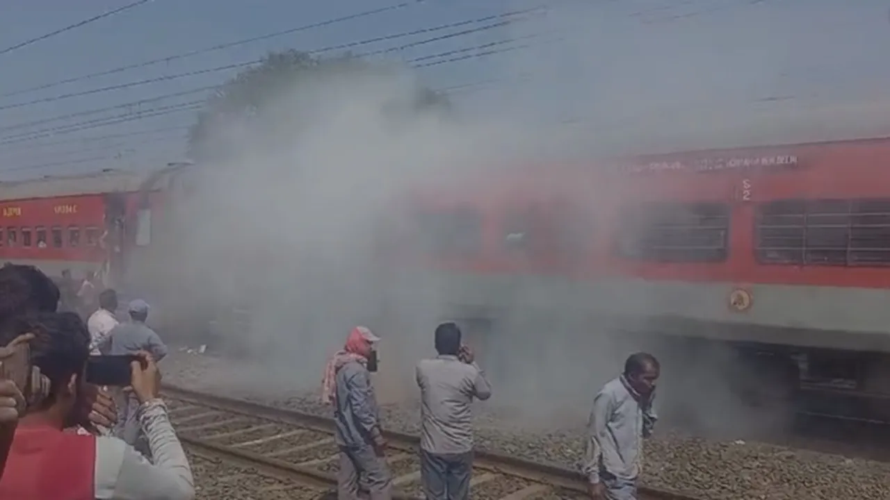 fire in duronto express panagar , দুরন্ত এক্সপ্রেসে আগুন