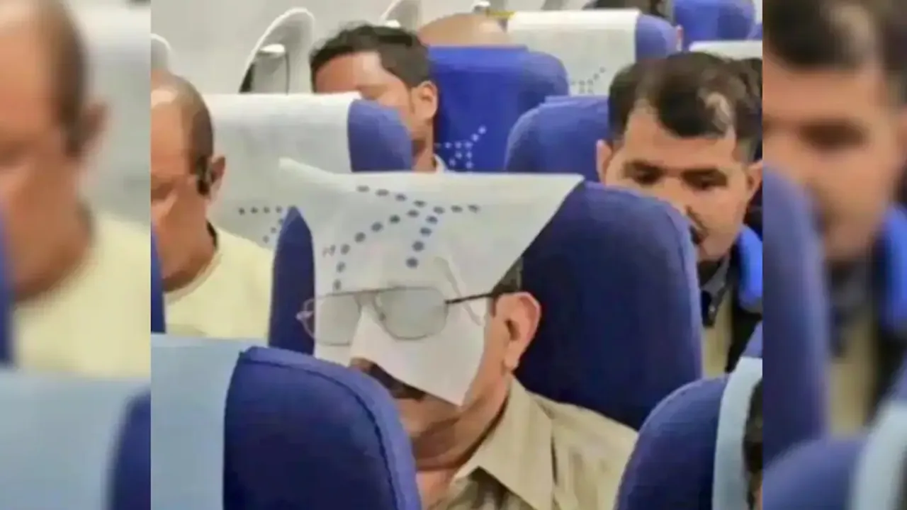 IndiGo passenger,eye mask hack,Indigo Airlines sleep mask viral post,Sleep Mask viral post,Indigo Airlines viral Post,viral post indigo airlines,Indigo Airlines,latest viral video,Hindi News,Latest News,Aviation News,sleep mask,viral,Sleep,Airlines,Indigo