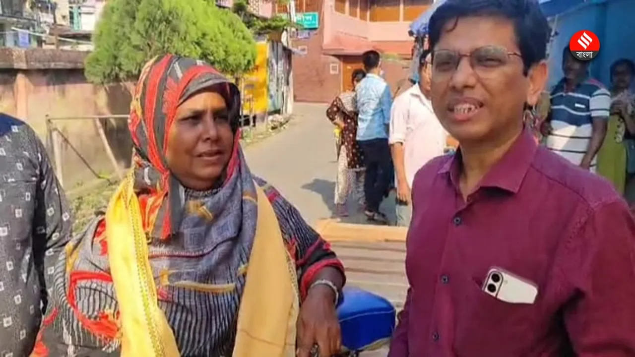doctor bought a van rickshaw for a poor woman