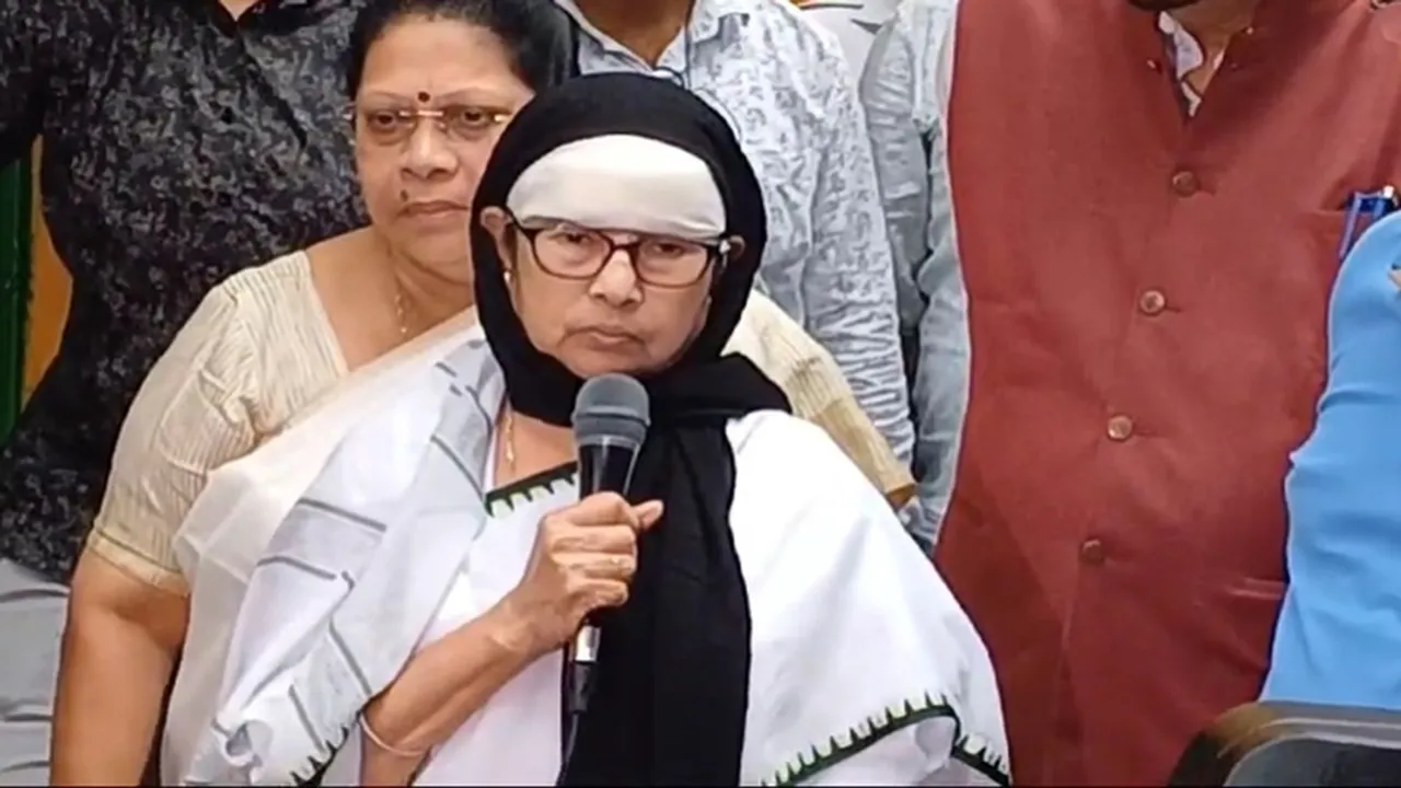 Mamata Banerjee At Nabanna With Bandage On Her Head , মাথায় ব্যান্ডেজ নিয়েই মঙ্গলবার নবান্নে গেলেন মুখ্যমন্ত্রী মমতা ব্যানার্জী