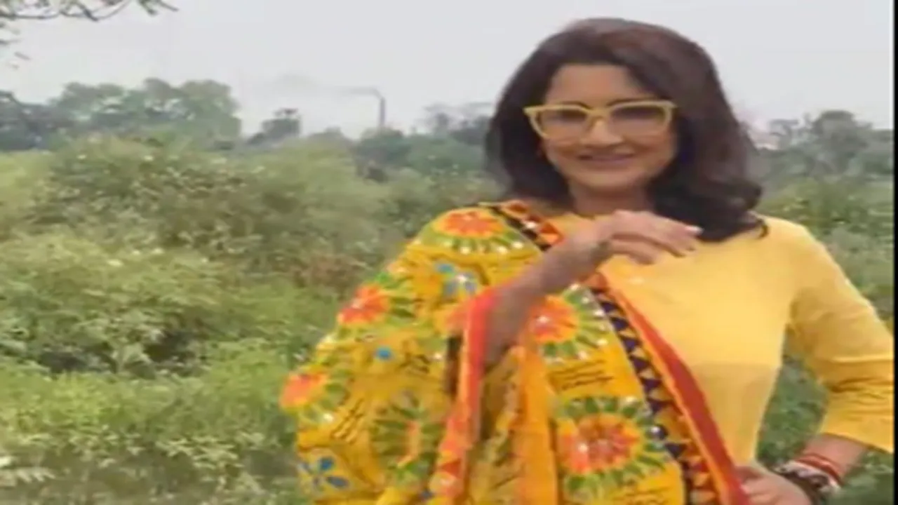 tmc candidate rachna banerjee makes reel on industrialization in hooghly, গলিতে শিল্পায়ন বোঝাতে রিল বানালেন রচনা ব্যানার্জী