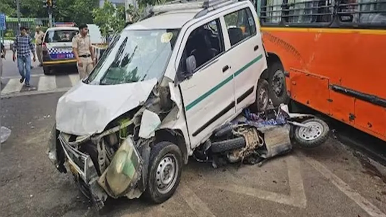 The accident happened when her car reportedly veered out of control. After it rammed the divider, a bus collided with the vehicle. Pavithra Jayaram's husband, actor Chandrakanth, and two others sustained serious injuries