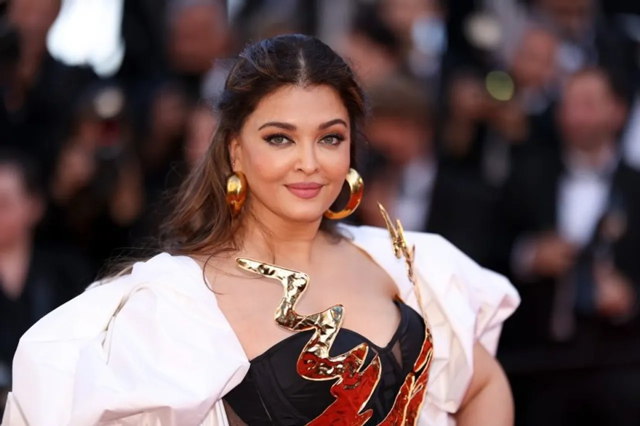 ভাঙা হাতেই Cannes মাতালেন ঐশ্বর্য্য! রেড কার্পেটে প্রাক্তন বিশ্বসুন্দরীর চোখধাঁধানো ফ্যাশন দেখুন