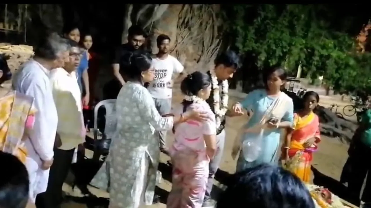A young man and a young lady got married at Guskara crematorium in purba bardhaman