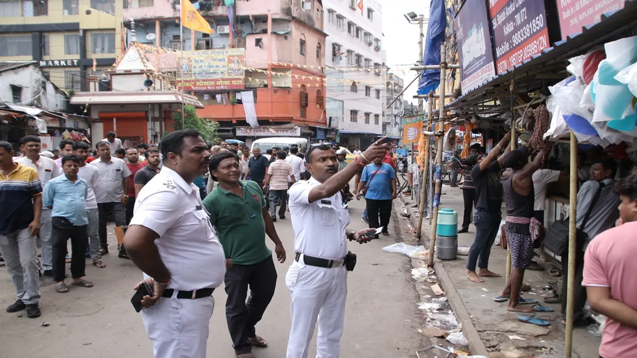 large section of hawkers in Kolkata's Chandni Chowk are under the threat of eviction, চাঁদনি চকে হকারদের সঙ্গে কথা পুলিশের