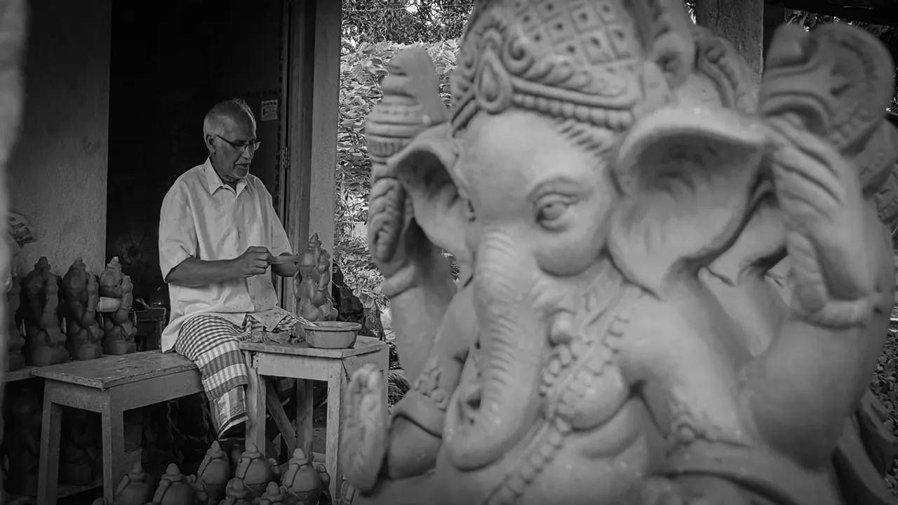 Narayan Chandra Pal of Dattapukur is busy making Ganesh Idol, নারায়ণচন্দ্র পাল, গণেশ, মূর্তি তৈরি, উত্তর ২৪ পরগনা