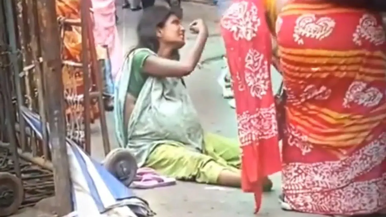 Helping hand, Man Helping Pregnant woman, Pregnant Beggar, Woman Beggar, Street Dance, Street Dance video, Dance Videos, Viral dance video, Viral videos, trending videos, heart touching video, trending news,