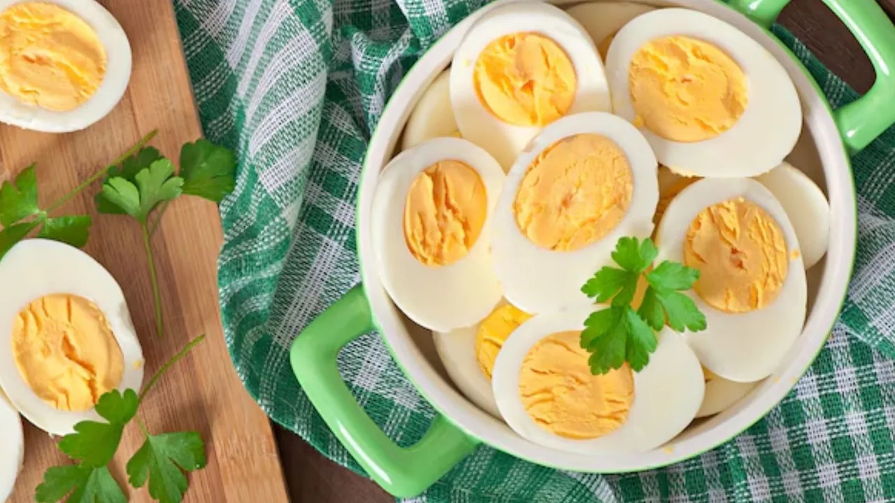 What are the effects of eating 3 - 4 eggs daily on the body